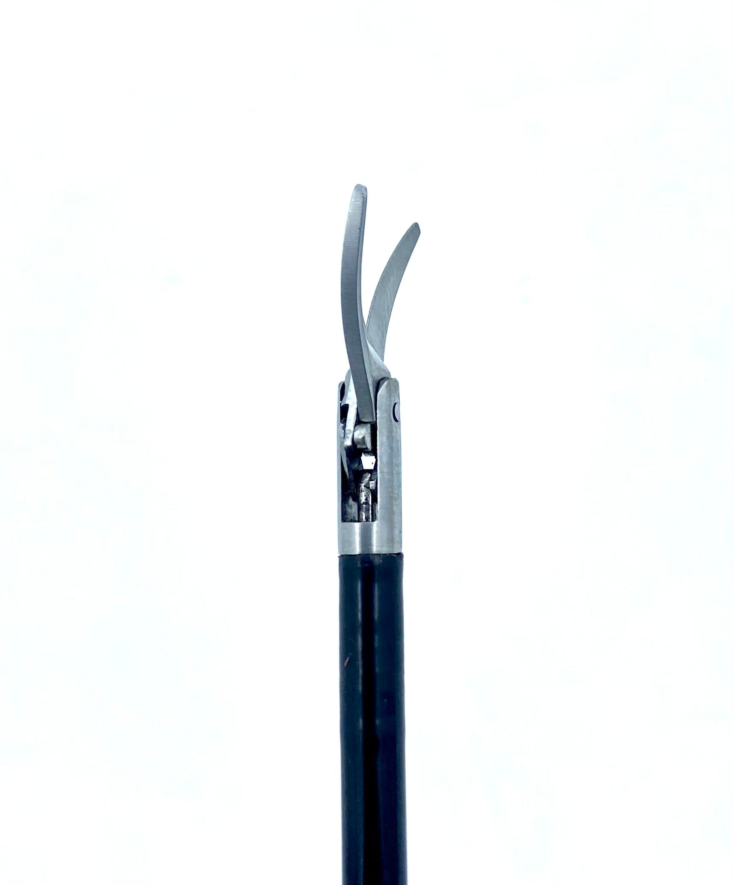 Curved scissor blade detail for laparoscopic cutting and dissection