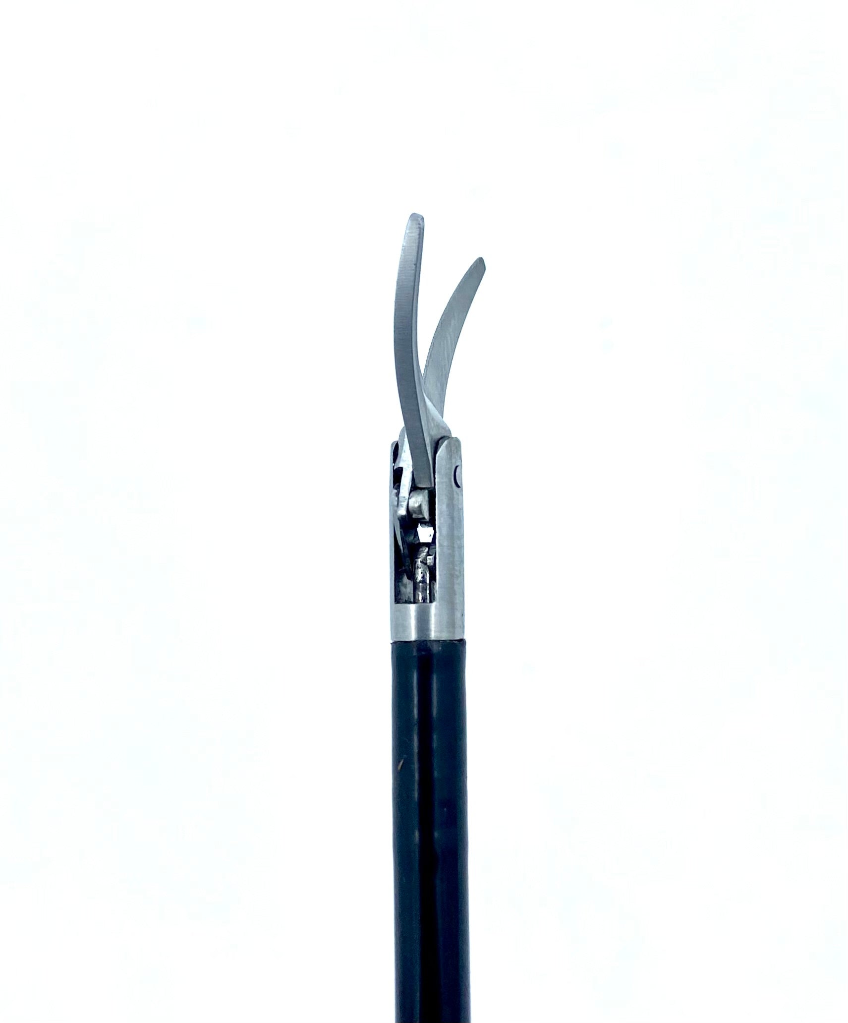 Curved scissor blade detail for laparoscopic cutting and dissection