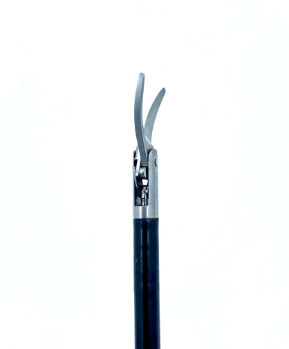Curved scissor blade detail for laparoscopic cutting and dissection